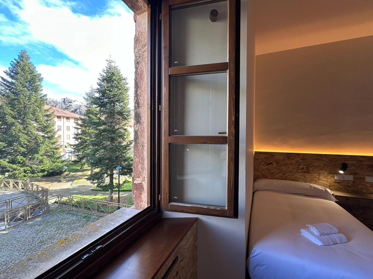 Hotel Y Albergue Real Fabrica De 에스카레이 외부 사진